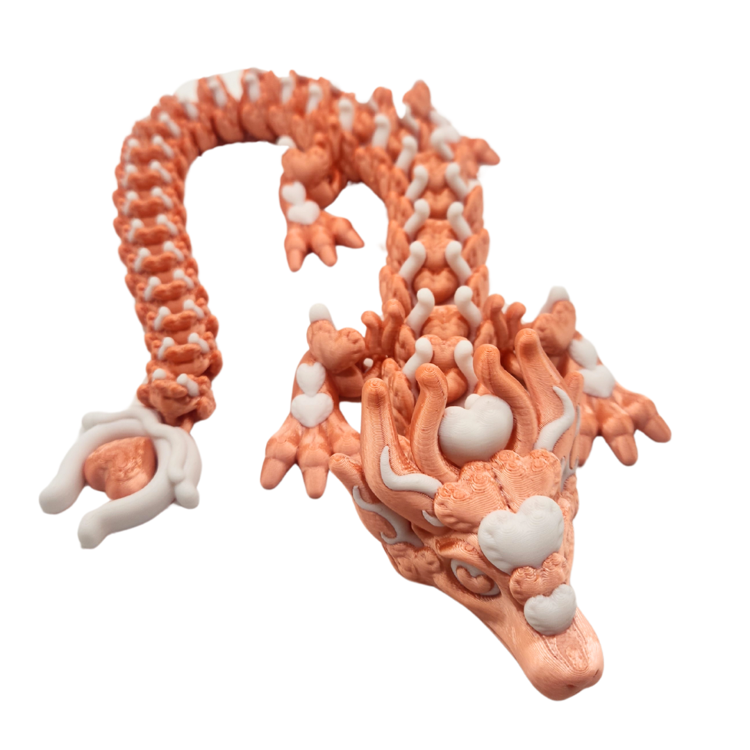 Ein Drache mit Herz Augen und Herz Zeichen auf seinem Körper