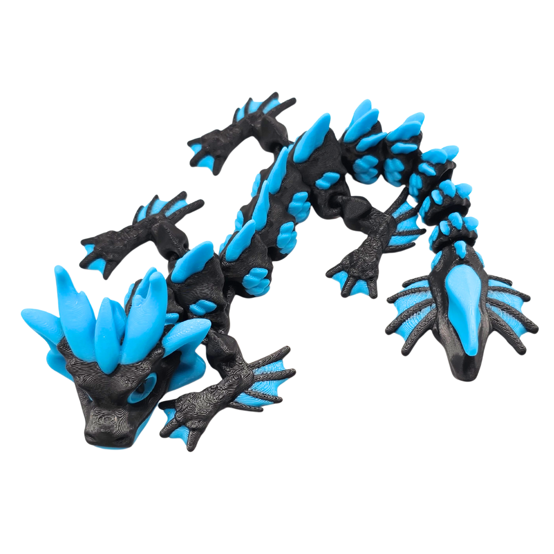 Dieser Drache liebt Wasser und ist auch in diesem Stil gestaltet. Er hat Flossen an den Beinen und am Schwanz.