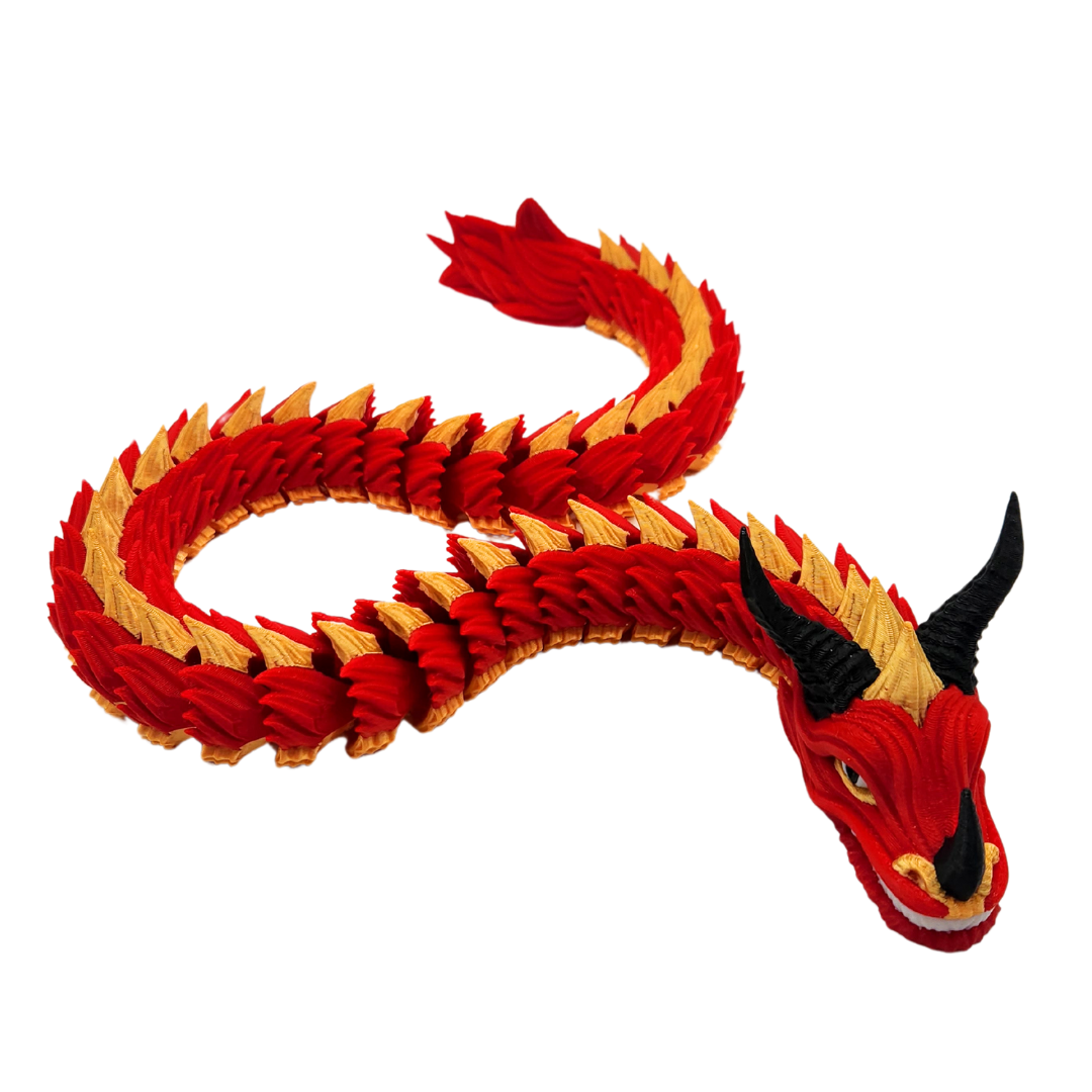 Ein rot goldener Drache mit schwarzen Hörnern. Er hat keine Flügel und Beine.