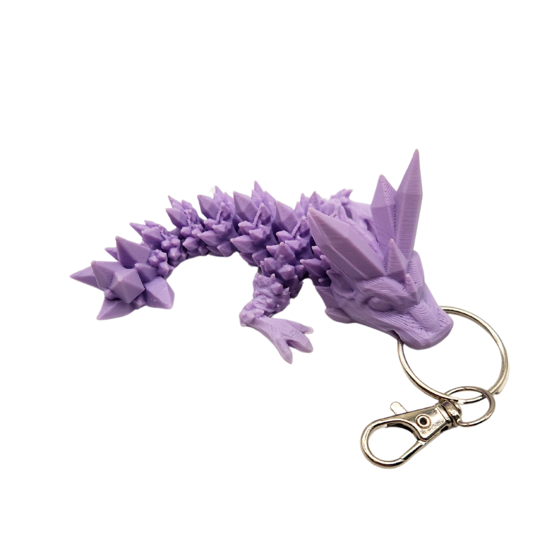 Ein kleiner Kristall Drache mit einem Karabiner für die Tasche