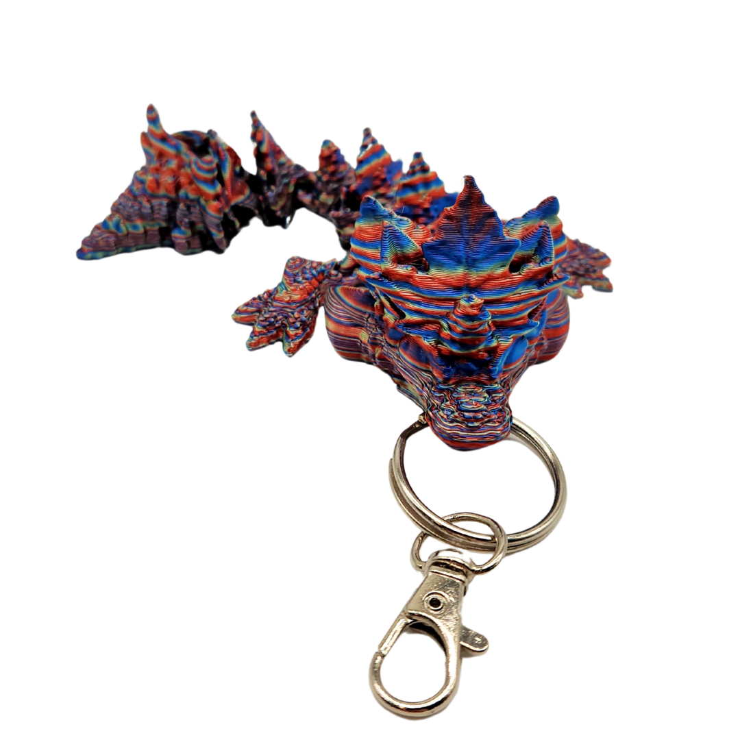 Ein Drachen Anhänger der mit einer Tschurl dekoriert ist.