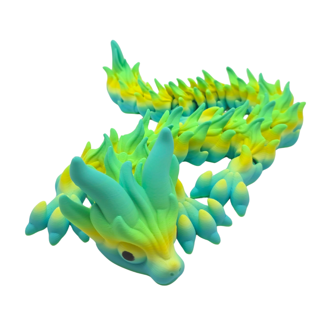 Ein großer langer Drachen der Flammen auf seinem Rücken hat.