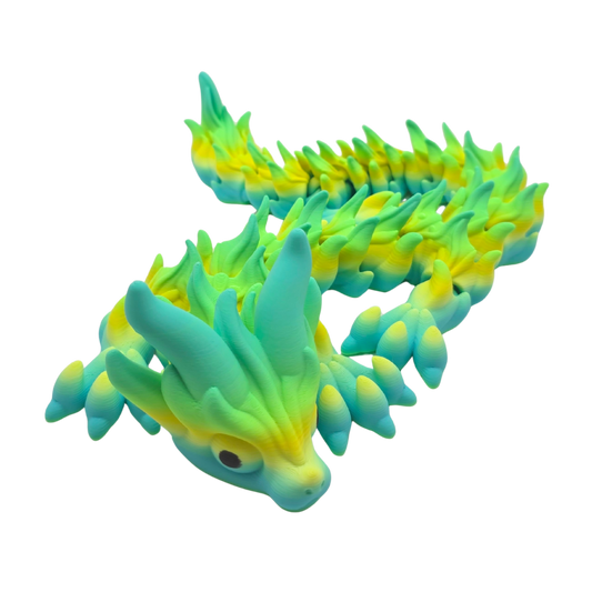 Ein großer langer Drachen der Flammen auf seinem Rücken hat.