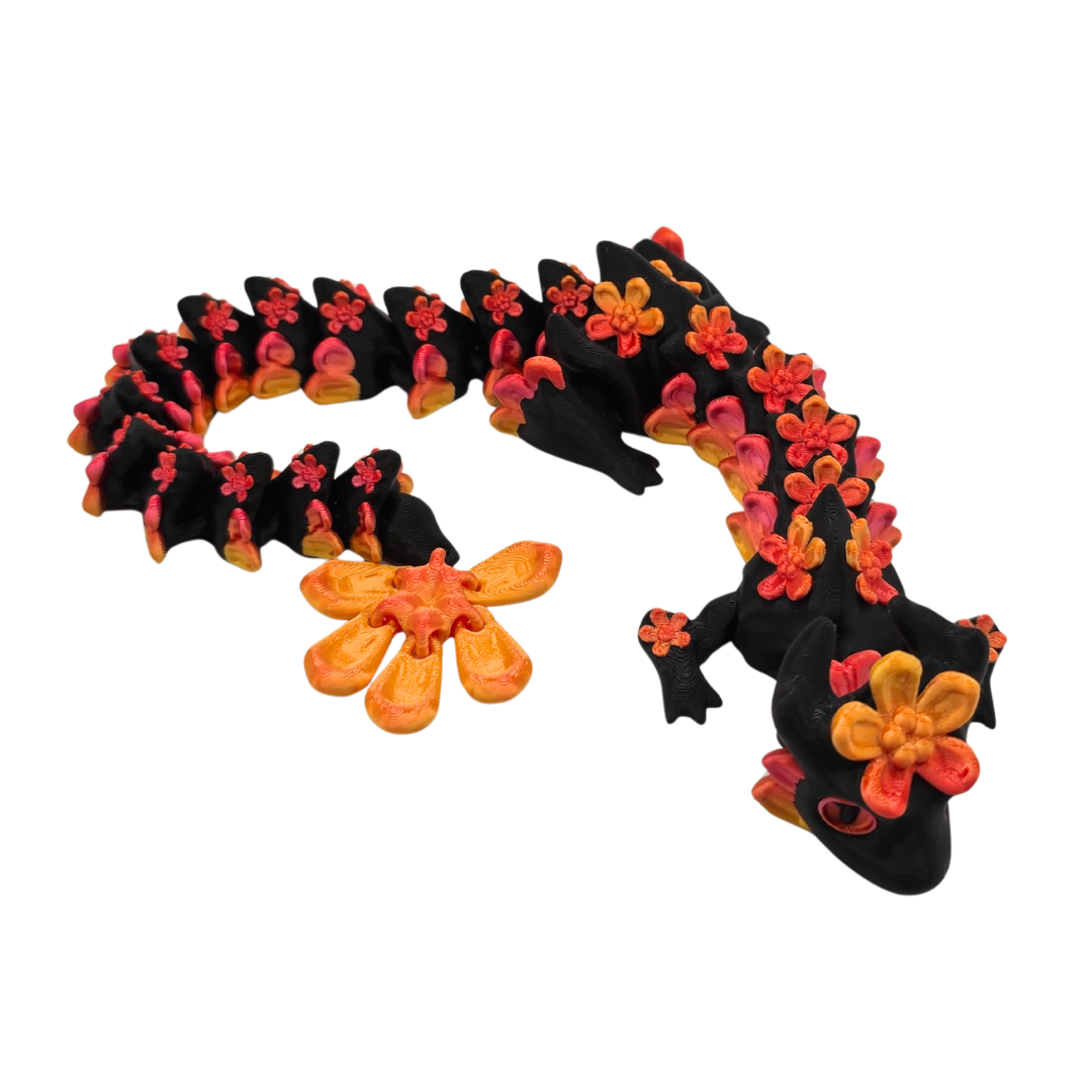 Ein mittelgroßer, flügelloser Drache der auf seinem ganzen Körper Vergissmeinnicht Blüten hat.