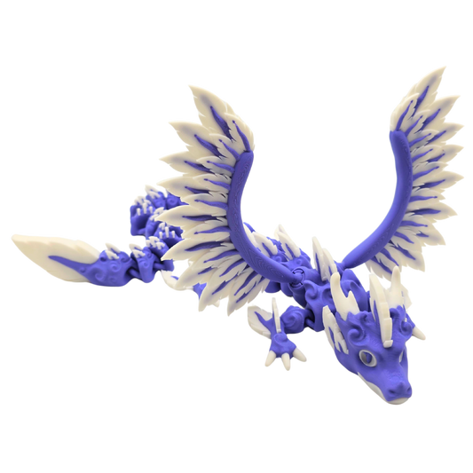 Dieser Windschneider Drache hat große Flügel und ist verziert mit Federn.